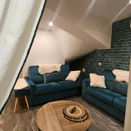 Carla Dans Le Loft Bleu
